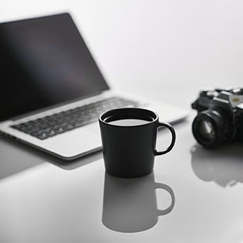 把翘挺的大屌放入巨乳美女的口中